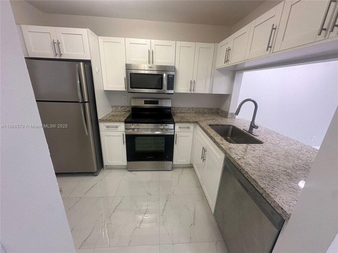 Foto principal - 10353 NW 8th St