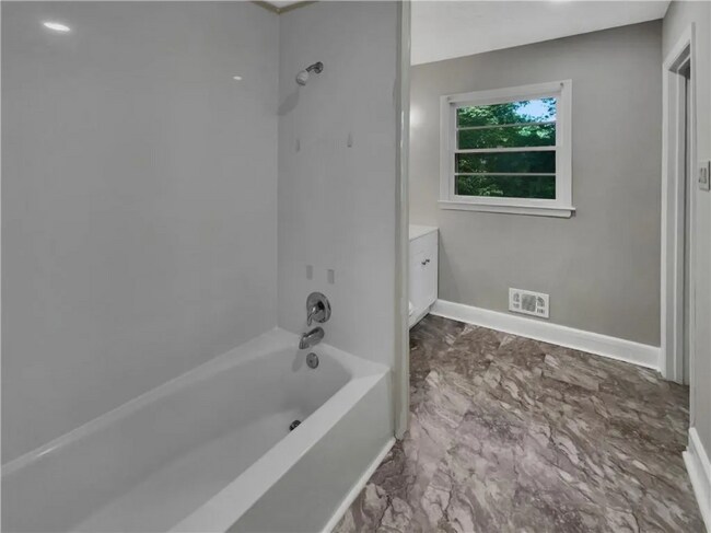 Building Photo - 2559 Clifton Springs Manor