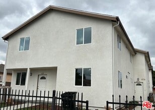 Building Photo - 409 E 99th St