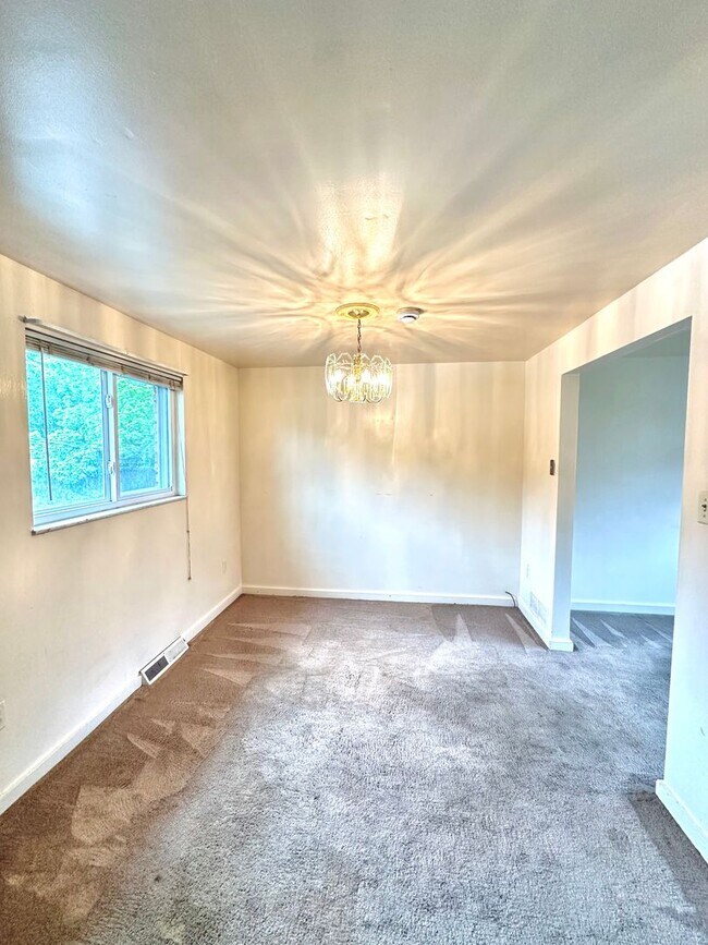 Foto del edificio - Well-Maintained 2 Bed, 1 Bath Townhome in Munhall - Central AC & Heat, Integral Garage - Availabl...