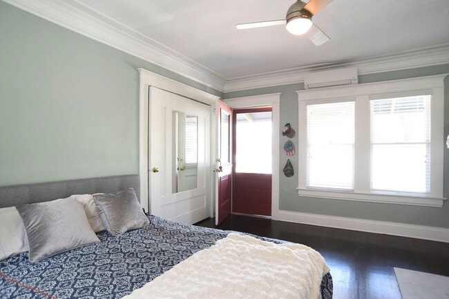 Foto del edificio - Charming Upper Floor 2 Bed / 1 Bath with Bonus Studio in a Prime Echo Park Location