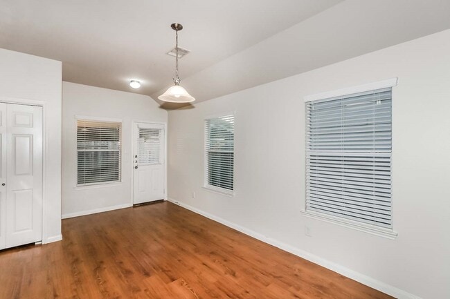 Foto del edificio - 18731 Dennington Dr