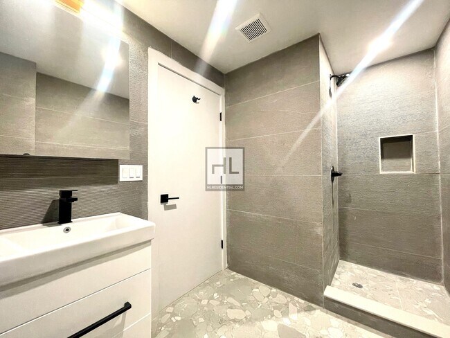 Foto del edificio - Bright Newly Renovated 4 Bed 2 Bath apartm...