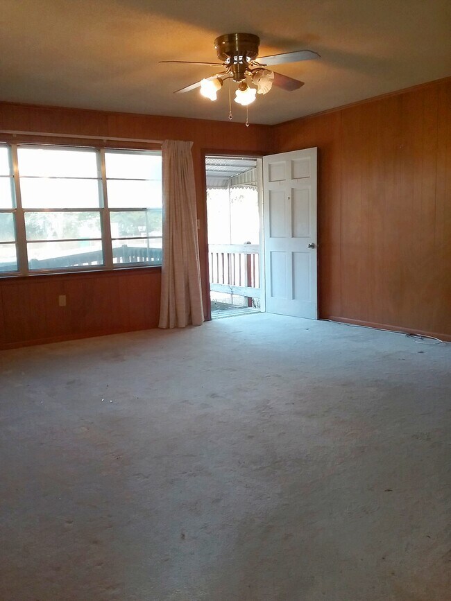 Building Photo - 2052 Roberts Dr