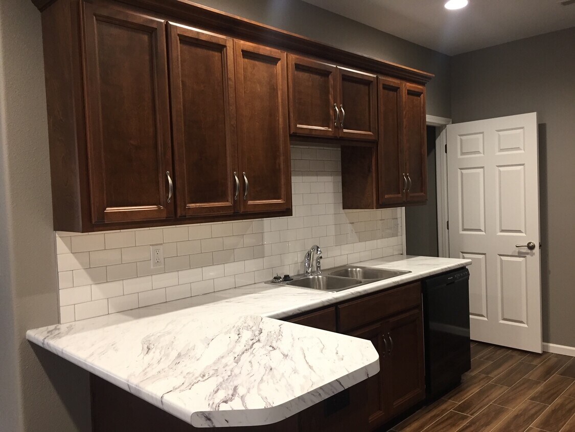 Foto principal - 5604 Deer Valley Dr Apt B