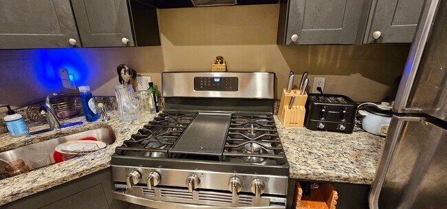 Foto del edificio - $500 Rebate Upon Closing! Luxury Apt. Near BU Campus.  Ht/HW Included.