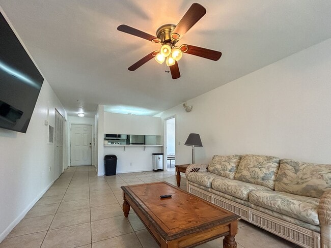 Foto del edificio - ROOM FOR RENT Charming 1/1 in University T...
