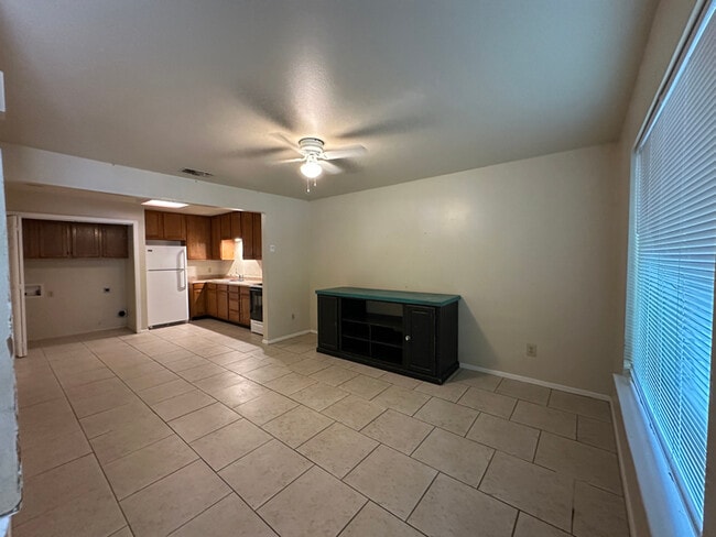 Building Photo - 212 W Val Verde Cir