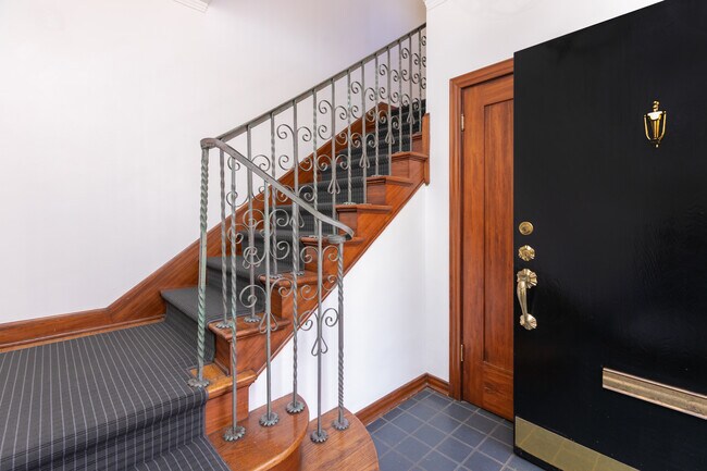 Entry - 171 S Orange Dr