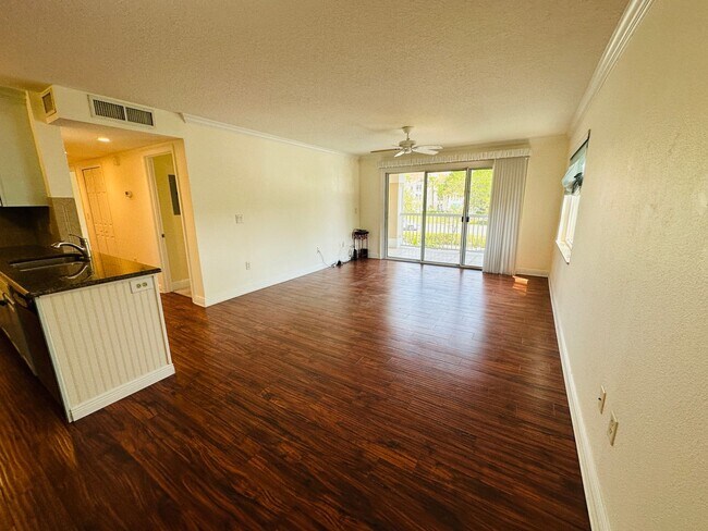 Building Photo - 2/2 Dunedin Condo