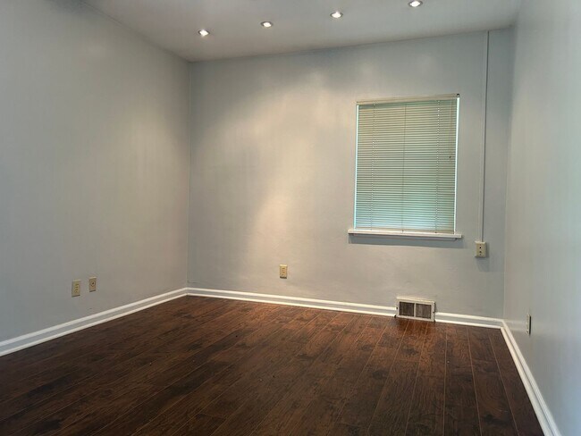 Foto del edificio - Available August 20th, 2026!!