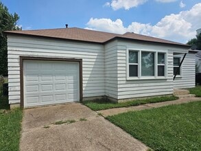 Building Photo - 917 N Oak St