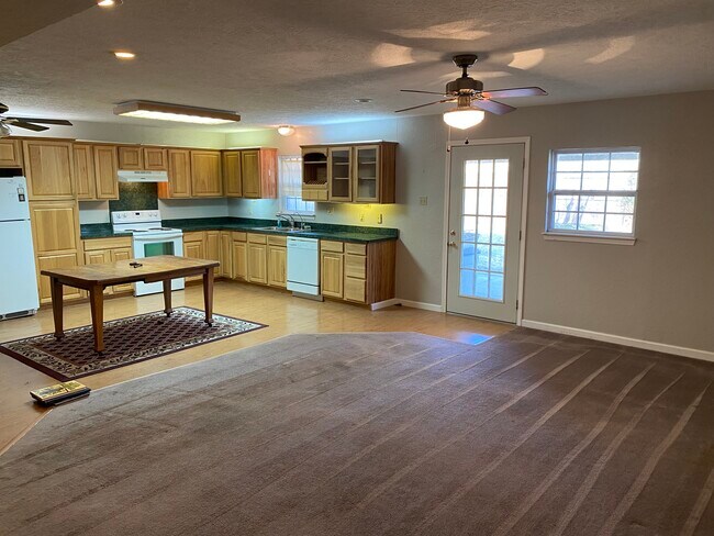 Building Photo - 5905 Willow Way