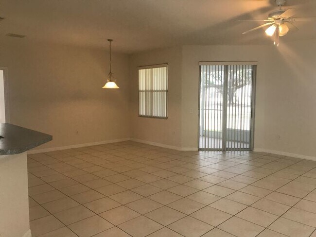 Foto del edificio - Spacious 3-Bedroom with 2 Full Baths in Kissimmee, Located on a Golf Course in the beautiful comm...