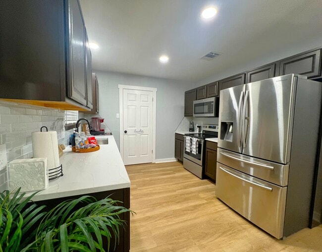Shared kitchen - 320 Applewood Ln