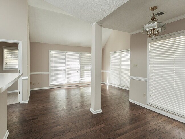 Foto del edificio - 2717 Twisted Oak Cove N