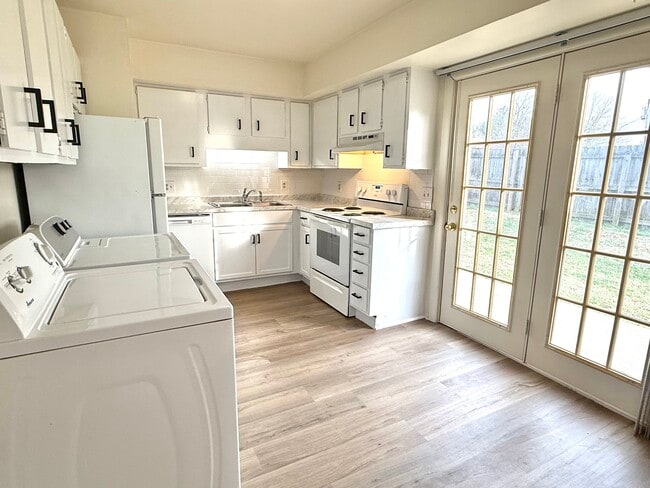 Building Photo - 1219 Cora Ln