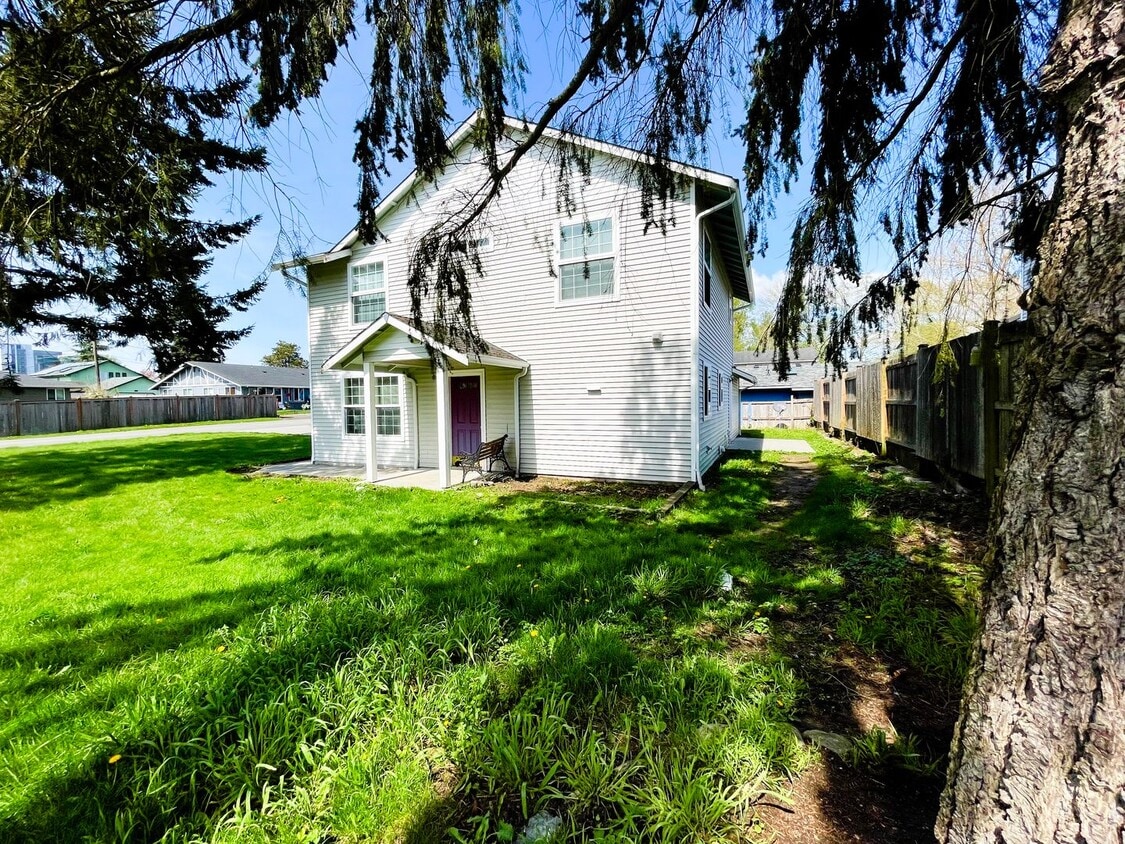 Building Photo - Bright Everett Home with 2-Car Garage(NEW PAINT AND CARPET)