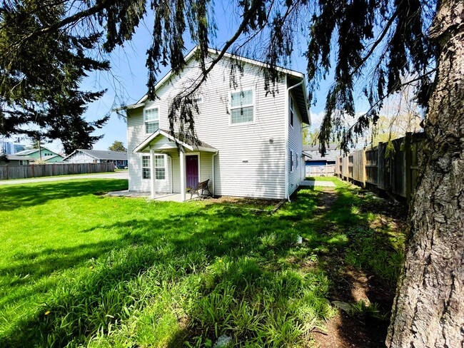 Foto del edificio - Bright Everett Home with 2-Car Garage(NEW PAINT AND CARPET)