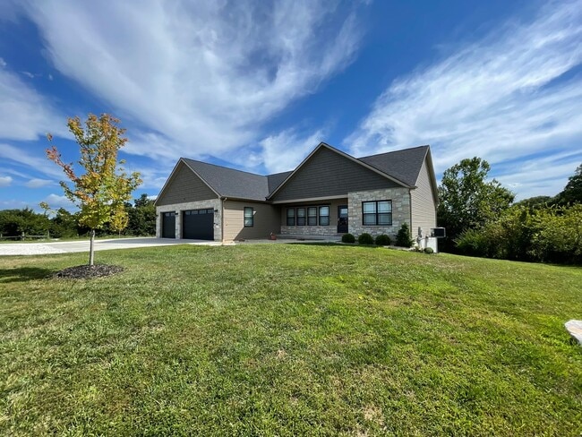 Foto del edificio - Beautiful 3 Bed / 2 Bath Home with 3-Car Garage!