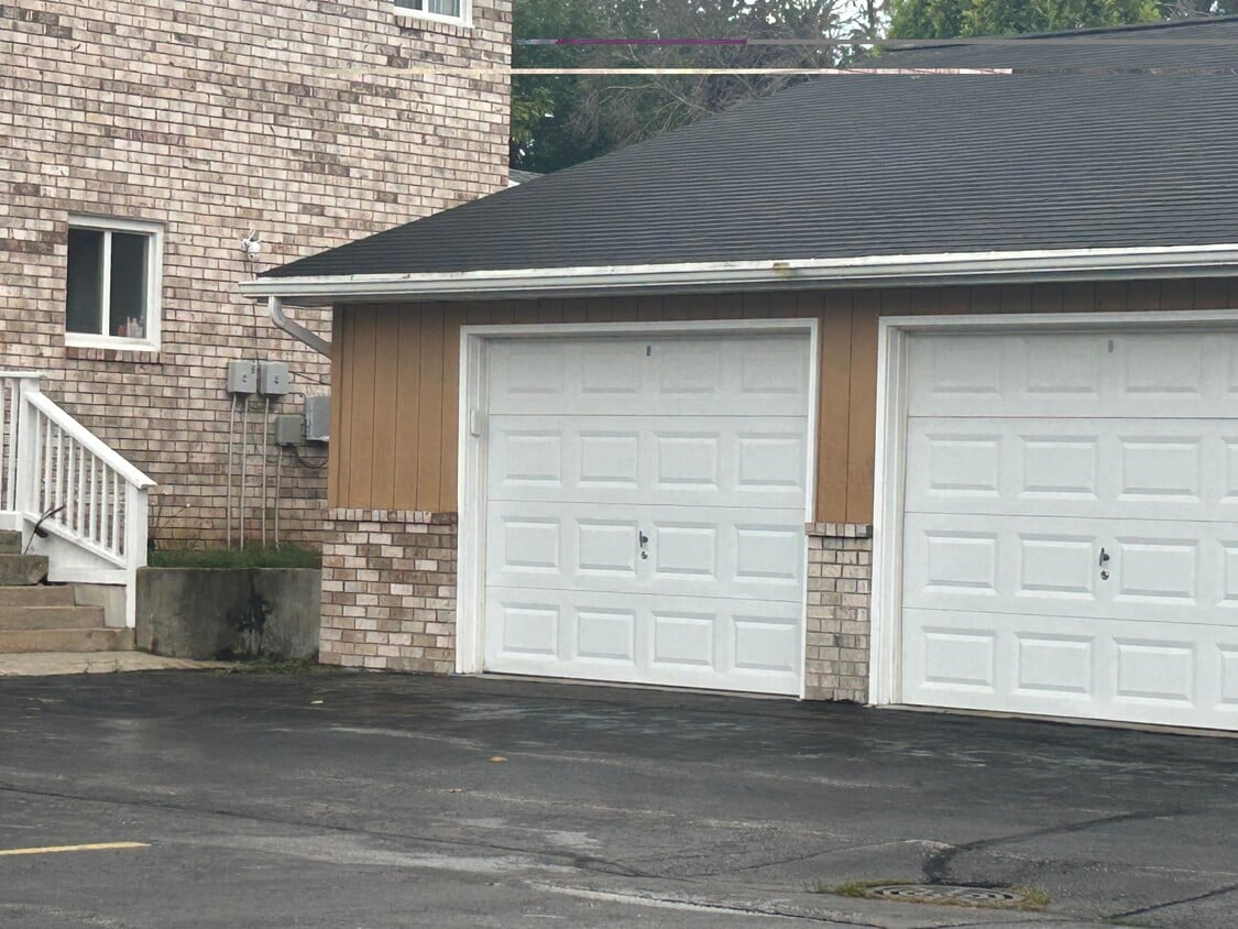 Building Photo - 1513 E Harding Dr