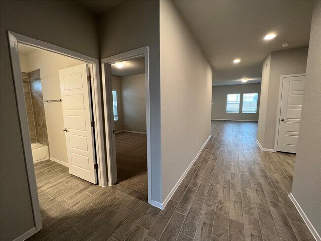 Building Photo - 441 Hortus Dr