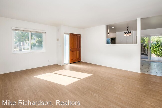 Building Photo - 3 br, 2 bath House - 332 Palisades Dr