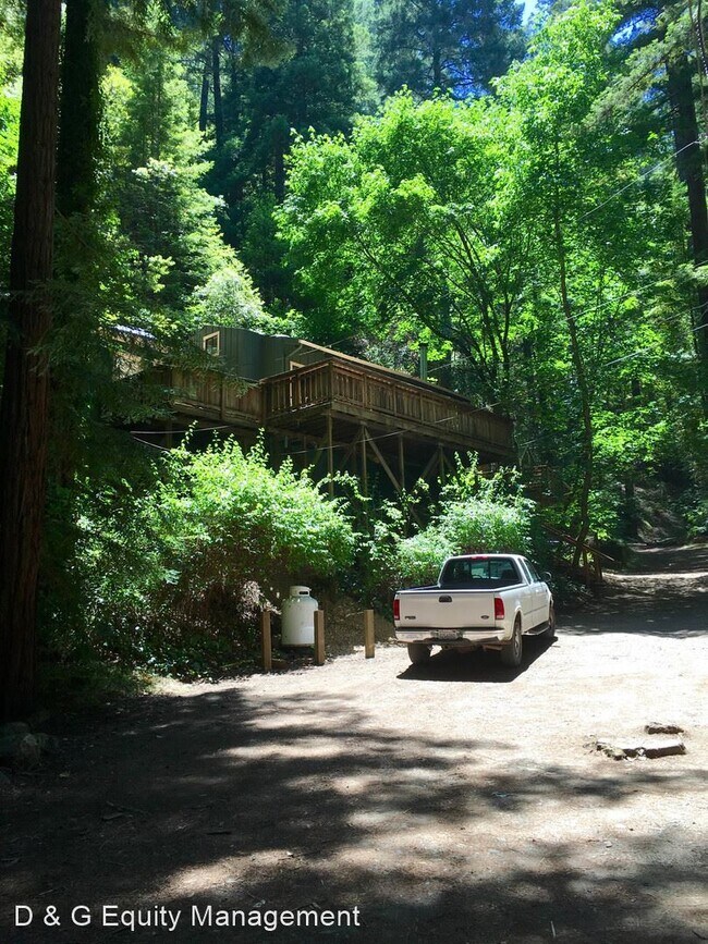 Building Photo - 2 br, 2 bath House - 15034 Rio Nido Road