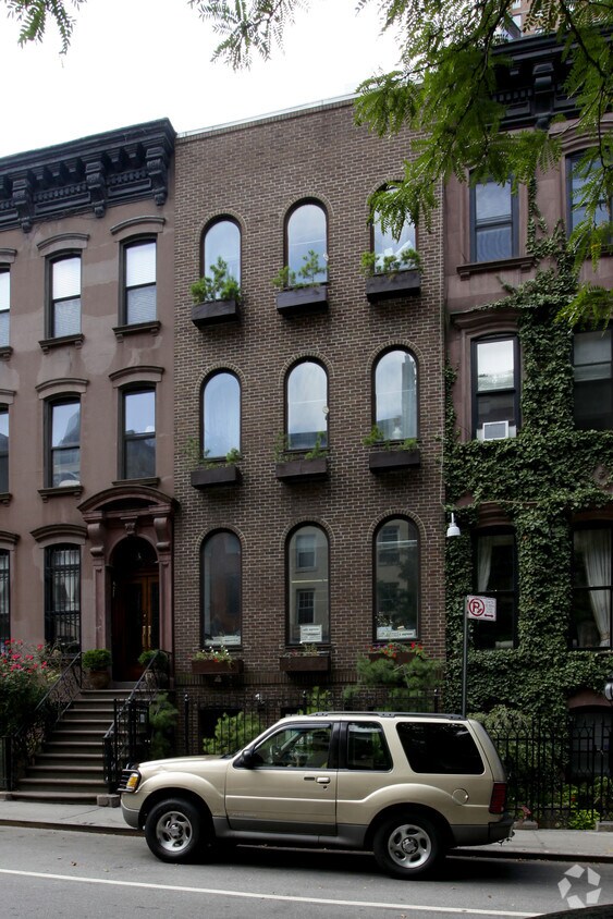 Building Photo - 450 W 44th St