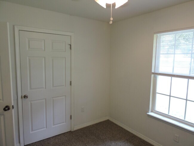 Building Photo - 6115 Willow Ln N