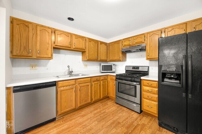 Foto del edificio - Schaumburg Two Bedroom  First Floor Condo ...