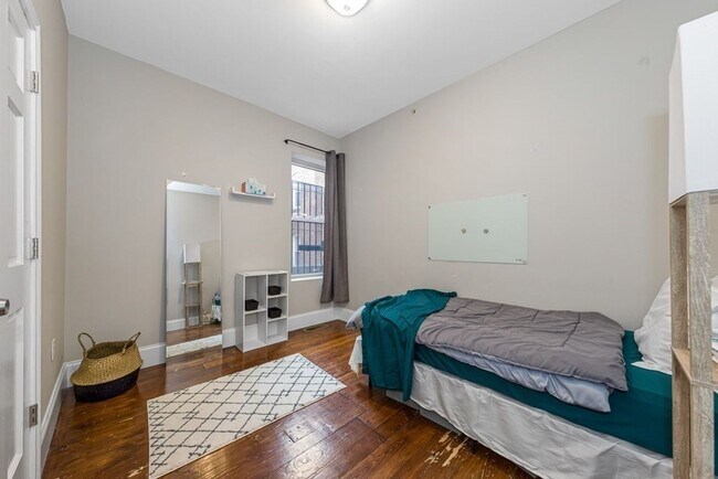 Building Photo - Desirable Mission Hill Location. Fully Ren...