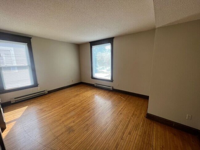 Building Photo - Top Floor Unit in 4Plex Available Now, Ful...