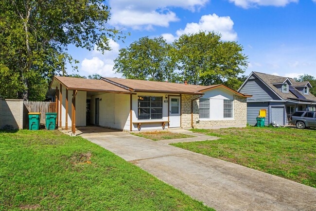 Building Photo - 823 Straight Ln