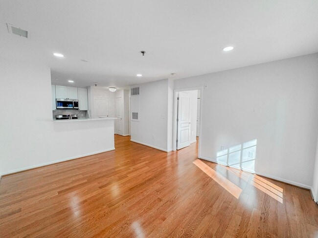 Foto del edificio - Freshly Renovated 1 Bed 1 Bath Condo With Balcony In Vibrant Savoy Park - Water Included