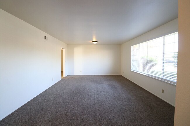 Building Photo - **Single-Story Foxenwoods Home on a Cul-de-Sac – Spacious Yard!**