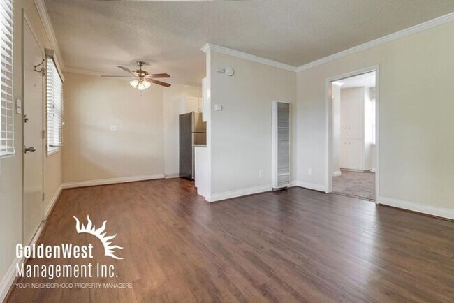 Building Photo - Coronado Top Floor 1Bdm 1Ba Apartment