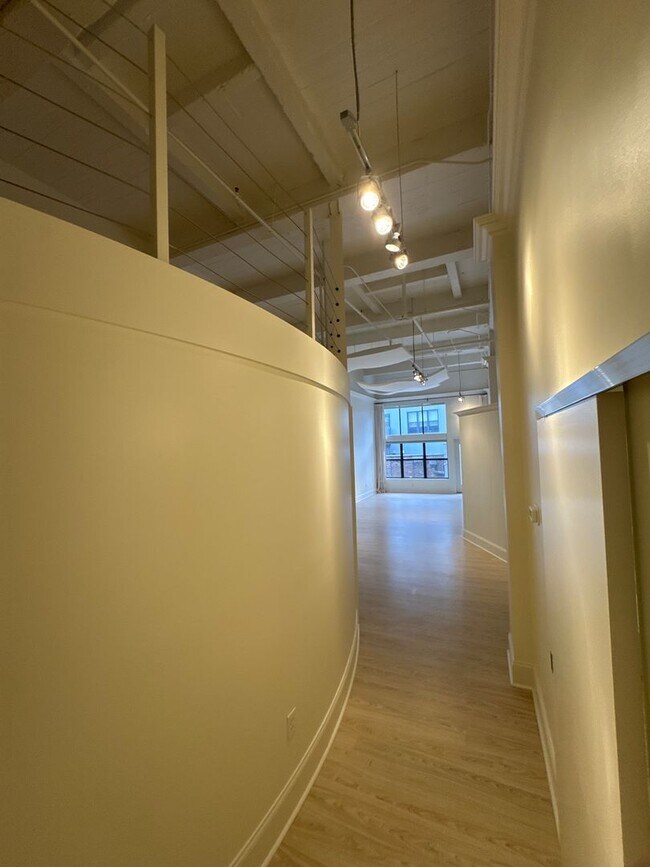 Foto del edificio - Iconic Kress Building 2BR Condo with Parking & Sound Panels