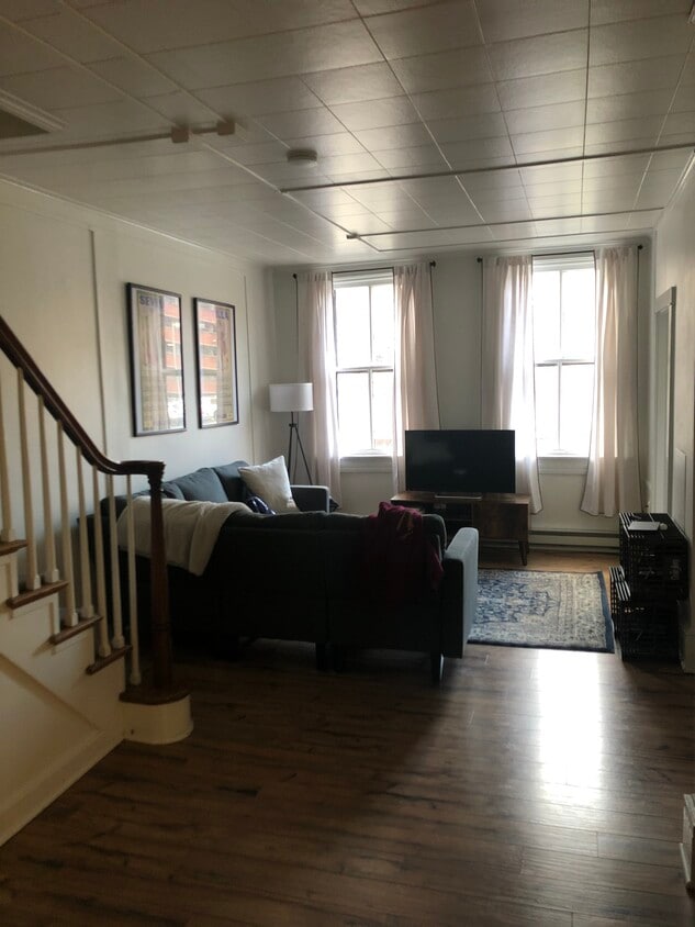 Open living kitchen area - 140 N Prince St