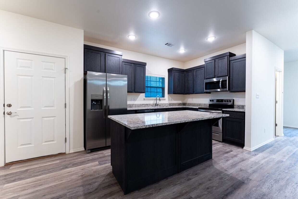 Primary Photo - 4/4.5 Townhome!!