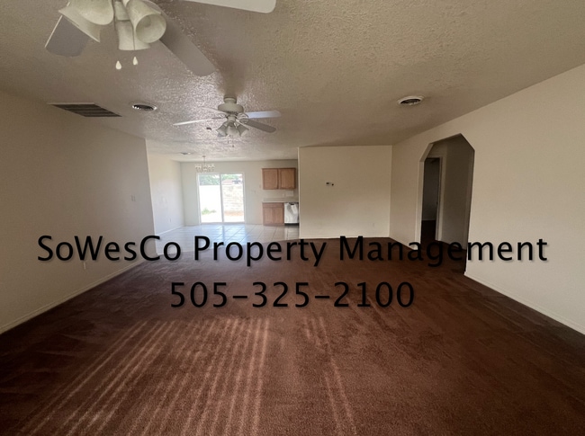 Foto del edificio - Large Home on West Side of Town