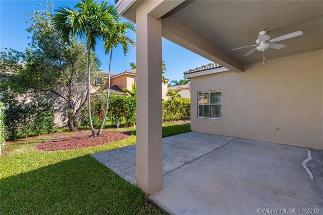 Foto del edificio - 1016 Silktree Ln