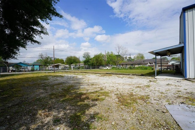 Building Photo - 1415 Mooney Rd