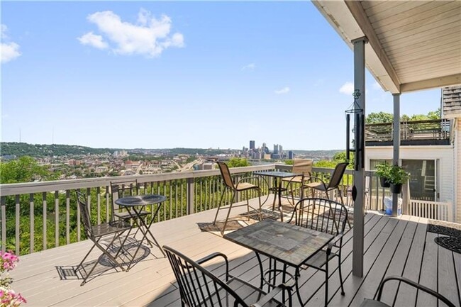 Foto del edificio - 3 bedroom 1 bath - What a View! - 3-bedroo...