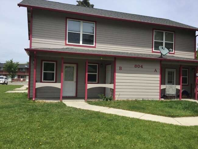 Building Photo - Three Bedroom Town House Style Condo