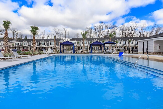 PISCINA CON ESTILO DE CENTRO TURÍSTICO CON TERRAZA PARA BRONCEARSE - Rivermoor West