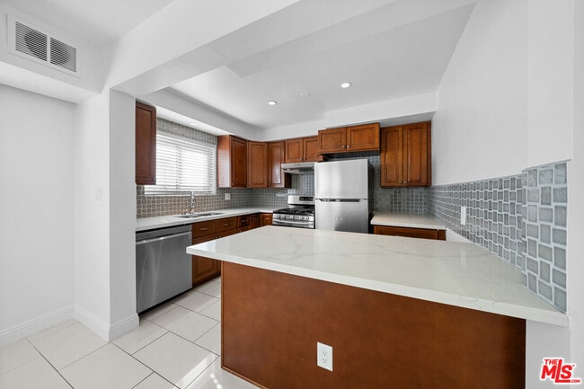 Building Photo - 148 S Reeves Dr