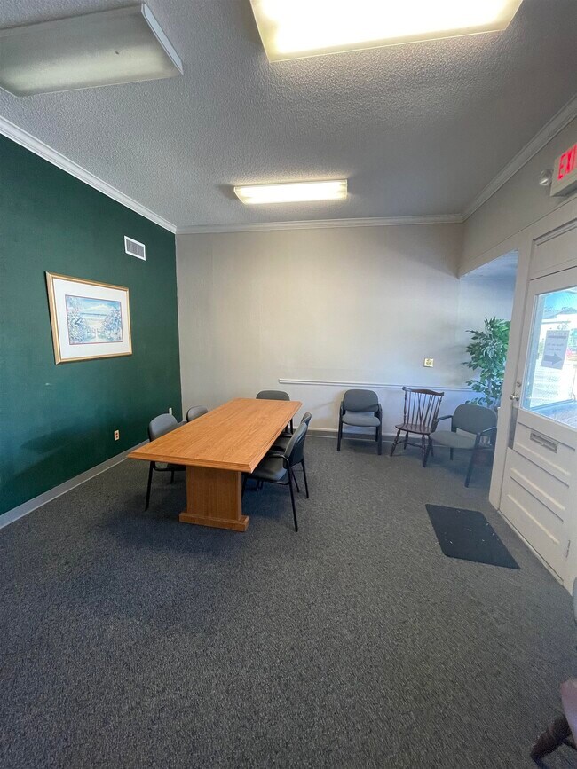 Foto del edificio - 105 W Main St