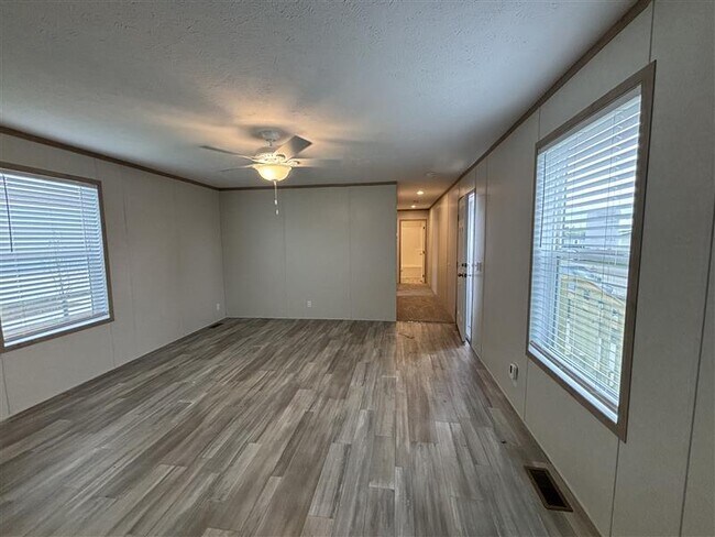 Foto del edificio - 23 Bradley Ln