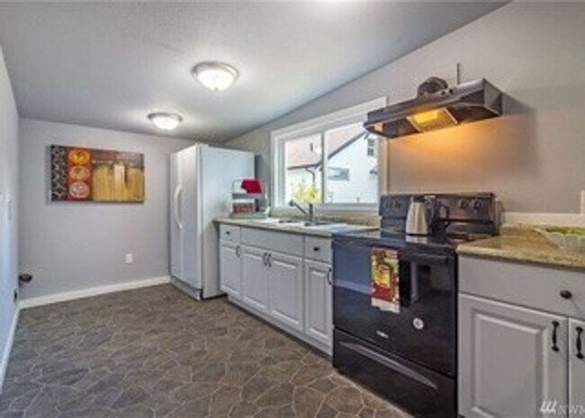Building Photo - Newly Remodeled 2 Bed / 1 Bath ADU